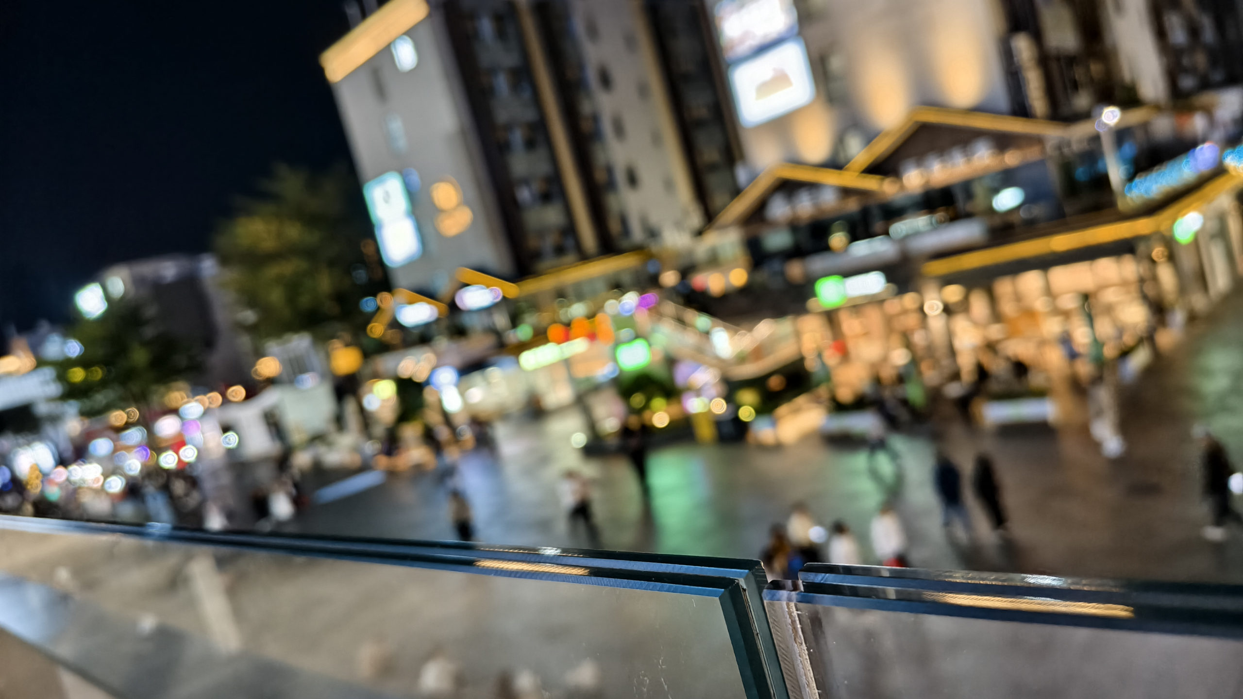 便利店门口的男人（4）